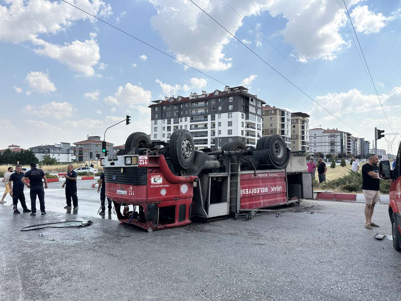 Yangına giden itfaiye aracı kaza yaptı! 2 personel yaralandı 1